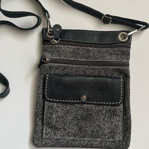 Roots trans canada urban pouch tribe